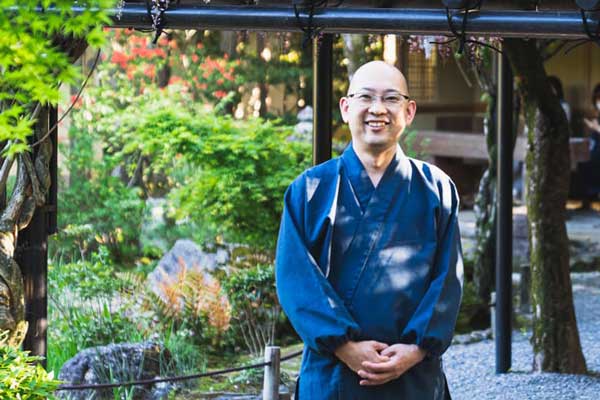 Hombre meditacion en Kyoto