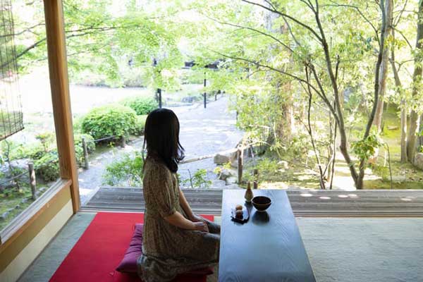 Mujer meditando Kyoto