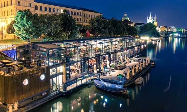 restaurantes flotantes en el río Vltava. 